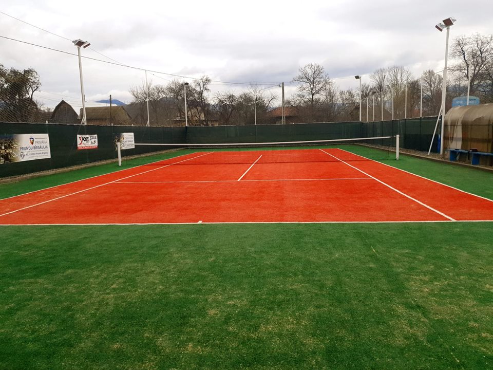 Teren de tenis modern, la Prundu